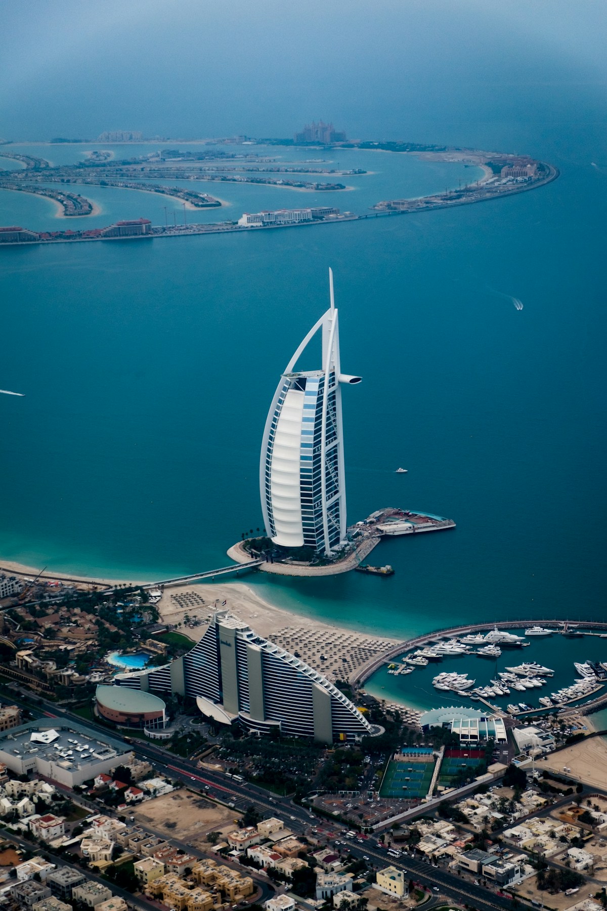 Отель Burj Al Arab и Palm Jumeirah с высоты птичьего полёта — элитная недвижимость Дубая